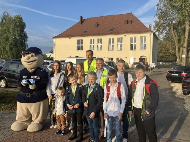 Wójt w odblaskowej kamizelce przy szkołach. Miał ważny przekaz