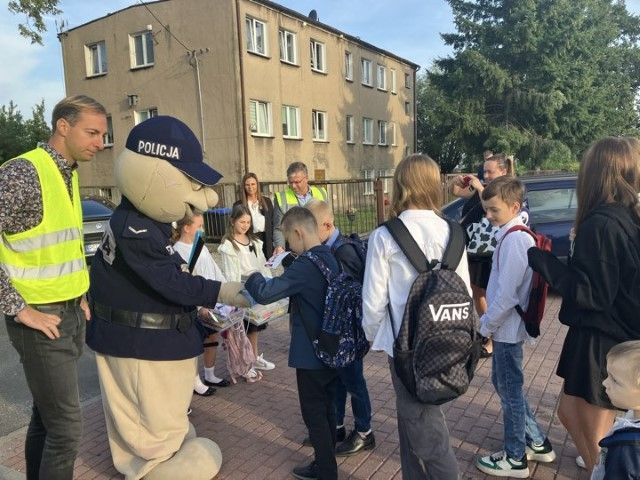 Wójt w odblaskowej kamizelce przy szkołach. Miał ważny przekaz