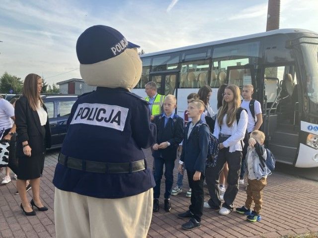 Wójt w odblaskowej kamizelce przy szkołach. Miał ważny przekaz