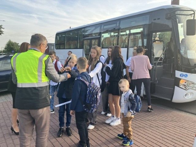 Wójt w odblaskowej kamizelce przy szkołach. Miał ważny przekaz