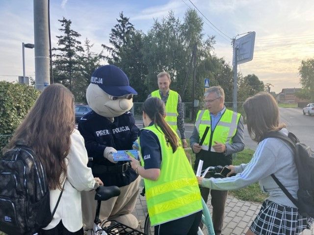 Wójt w odblaskowej kamizelce przy szkołach. Miał ważny przekaz