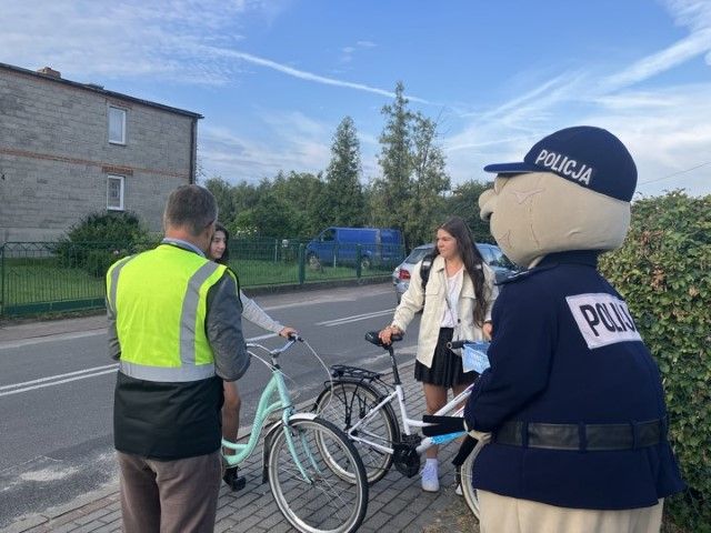 Wójt w odblaskowej kamizelce przy szkołach. Miał ważny przekaz