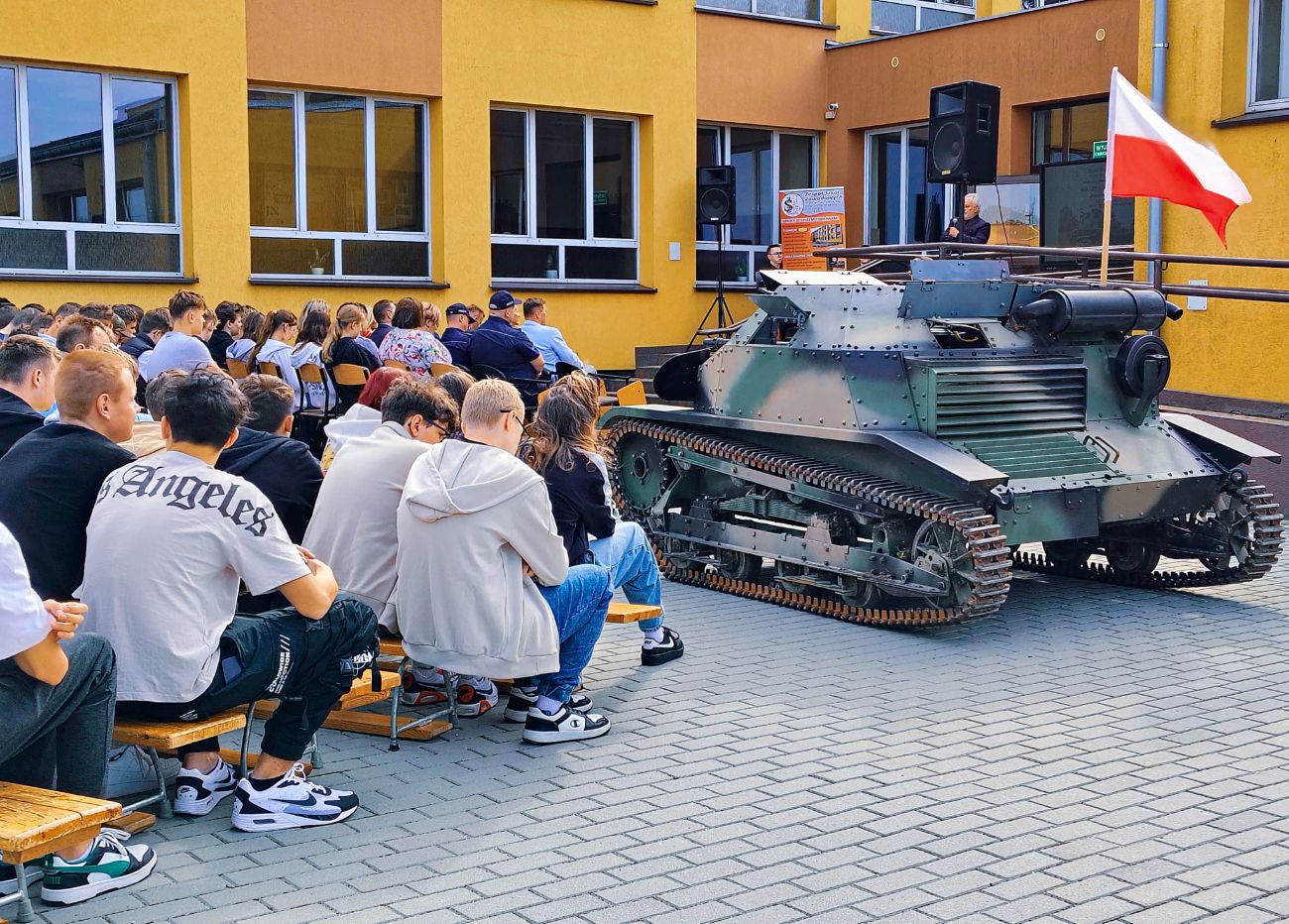 Poznali historię tankietki. Niezwykła lekcja w słupeckiej szkole