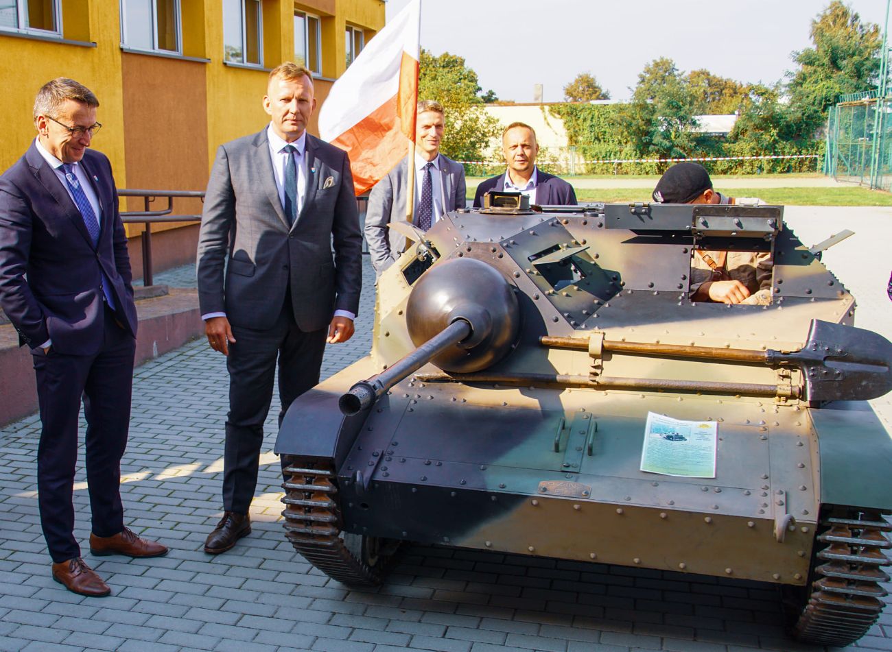 Poznali historię tankietki. Niezwykła lekcja w słupeckiej szkole