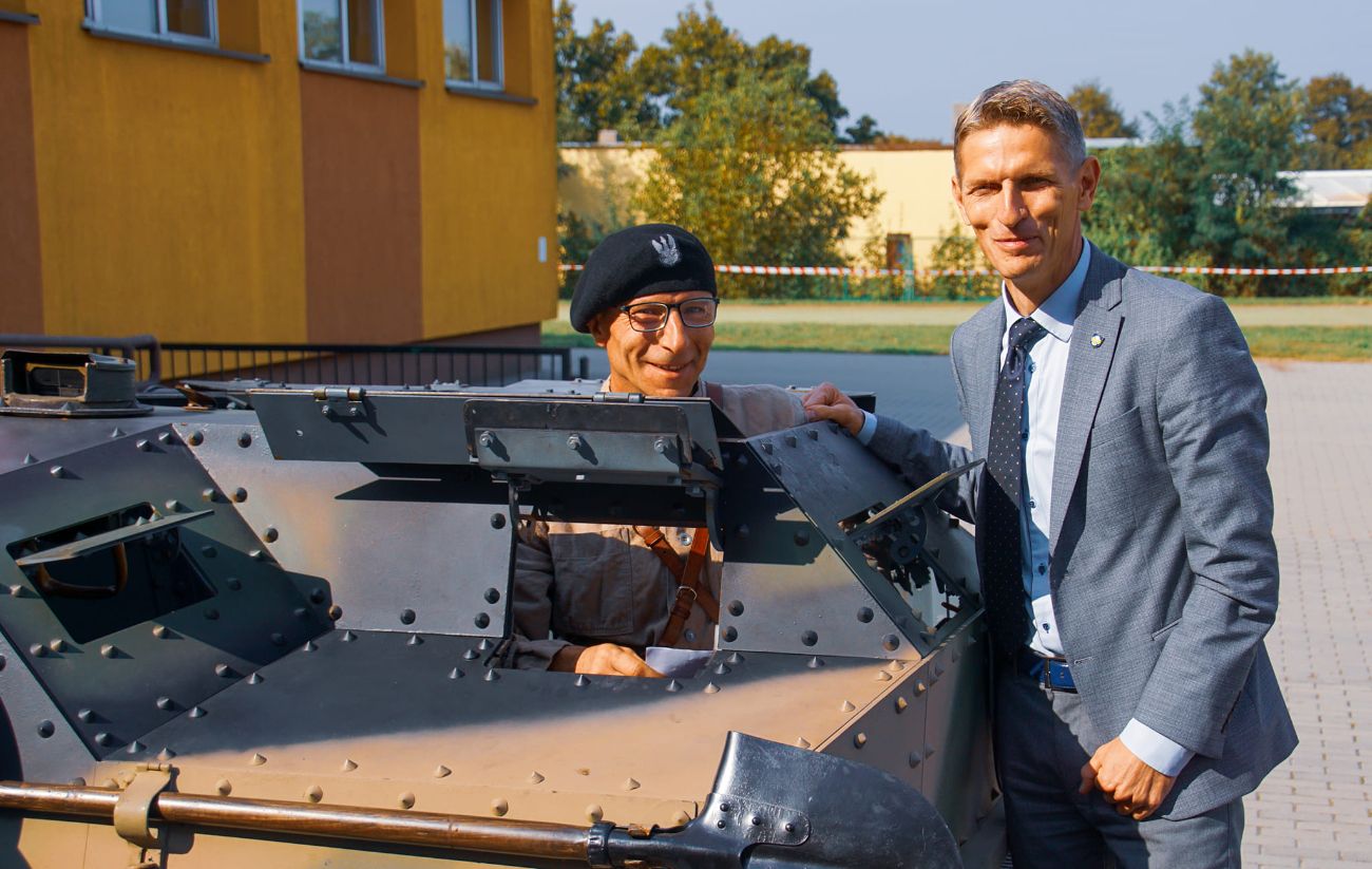 Poznali historię tankietki. Niezwykła lekcja w słupeckiej szkole