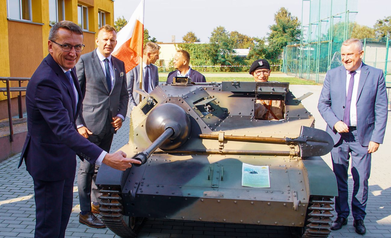 Poznali historię tankietki. Niezwykła lekcja w słupeckiej szkole