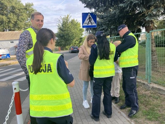 Wójt w odblaskowej kamizelce przy szkołach. Miał ważny przekaz