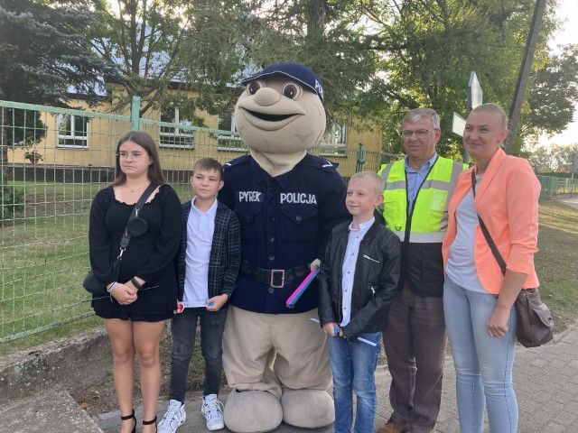 Wójt w odblaskowej kamizelce przy szkołach. Miał ważny przekaz