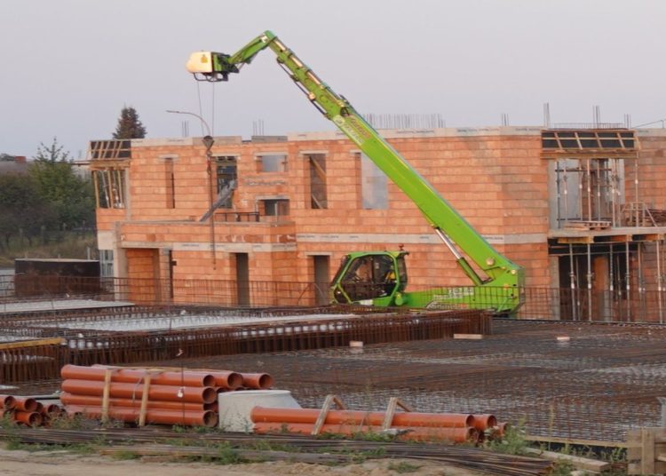 Budują trzy bloki. Dużo mieszkań jeszcze wolnych
