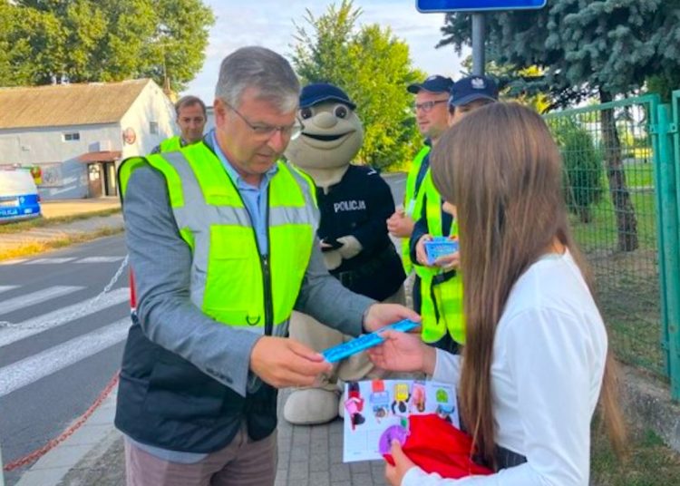 Wójt w odblaskowej kamizelce przy szkołach. Miał ważny przekaz