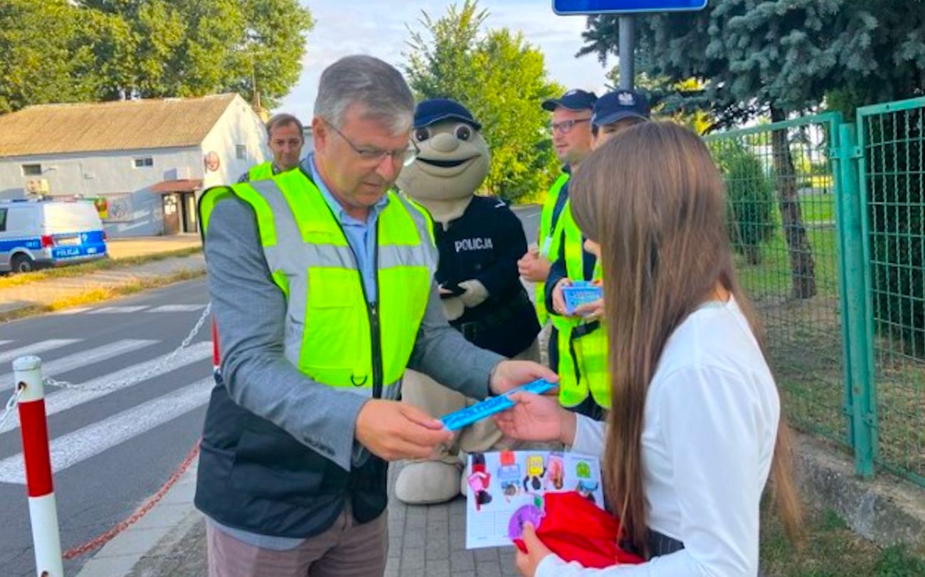 Wójt w odblaskowej kamizelce przy szkołach. Miał ważny przekaz