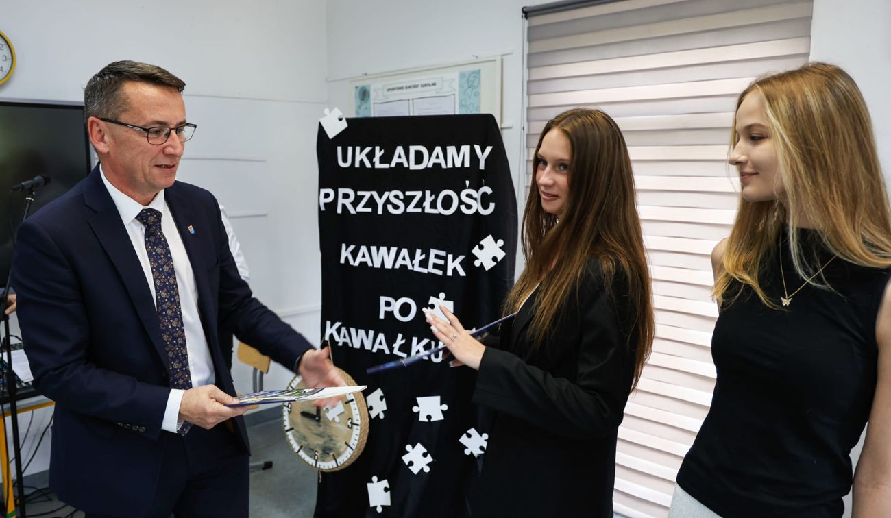 Rozpoczęcie roku w niepublicznym liceum. Dwie uczennice ze stypendium starosty