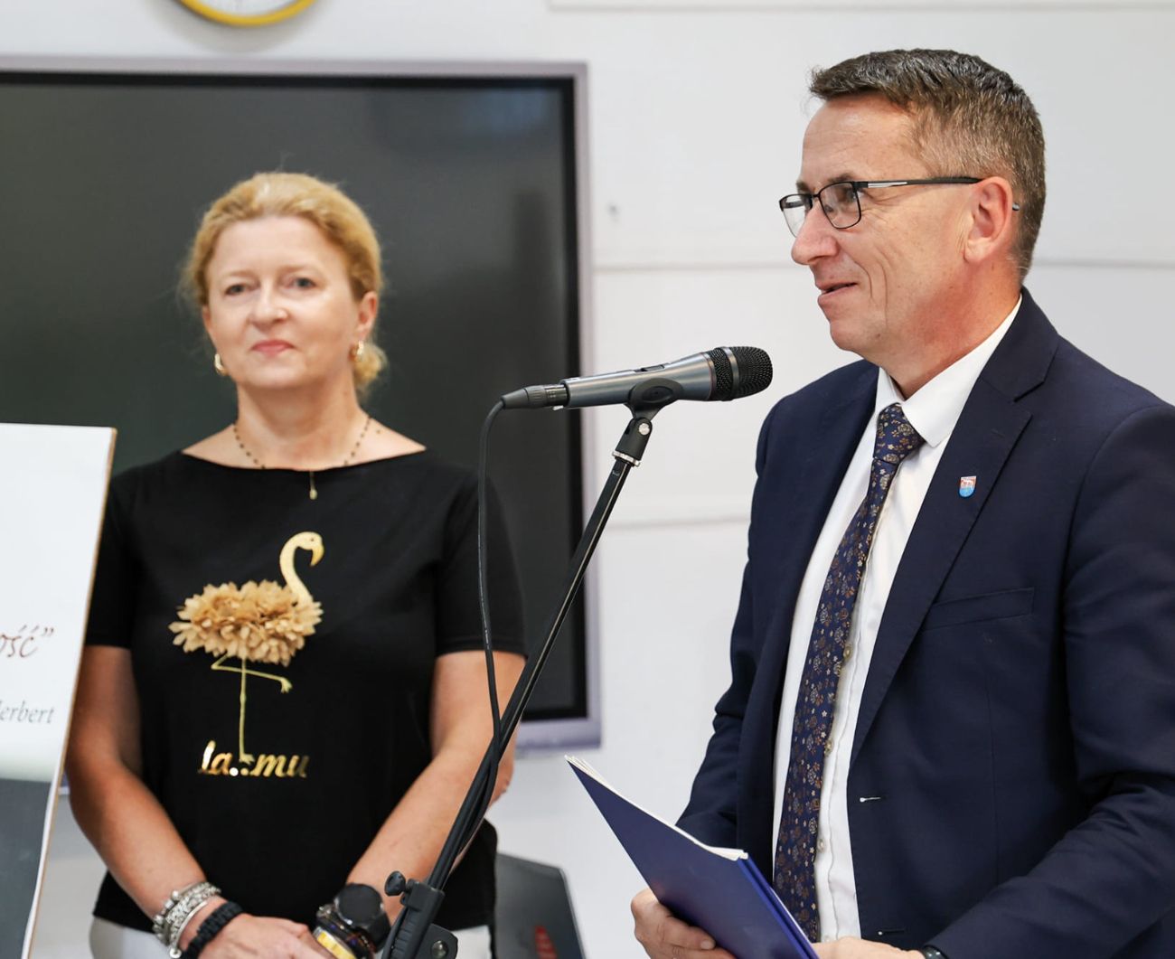 Rozpoczęcie roku w niepublicznym liceum. Dwie uczennice ze stypendium starosty