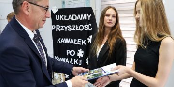 Rozpoczęcie roku w niepublicznym liceum. Dwie uczennice ze stypendium starosty