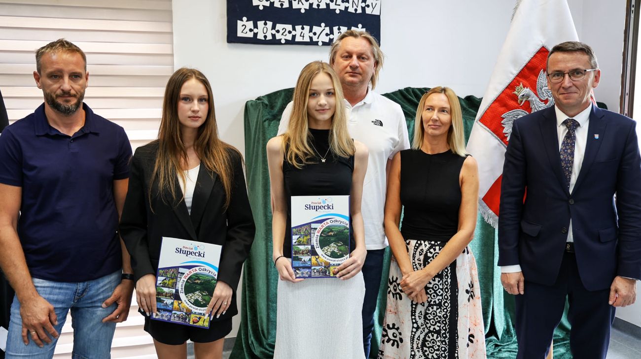 Rozpoczęcie roku w niepublicznym liceum. Dwie uczennice ze stypendium starosty