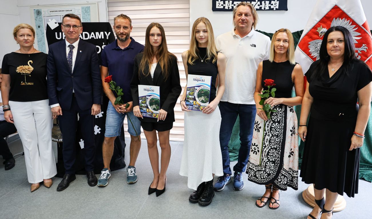 Rozpoczęcie roku w niepublicznym liceum. Dwie uczennice ze stypendium starosty