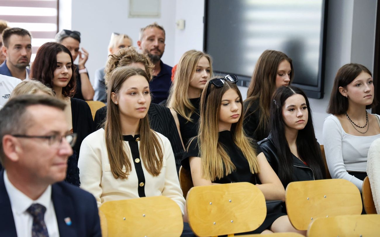 Rozpoczęcie roku w niepublicznym liceum. Dwie uczennice ze stypendium starosty