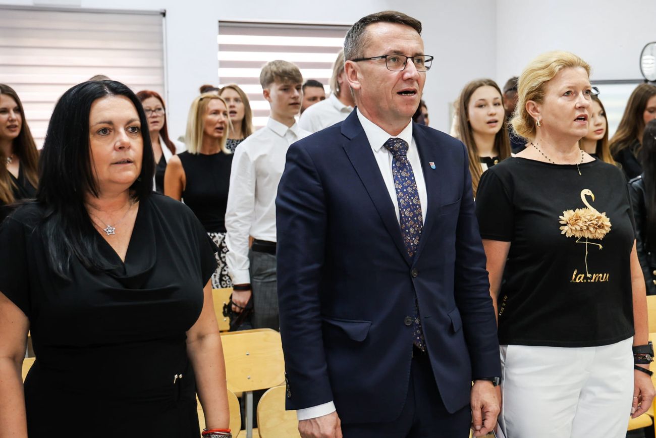 Rozpoczęcie roku w niepublicznym liceum. Dwie uczennice ze stypendium starosty