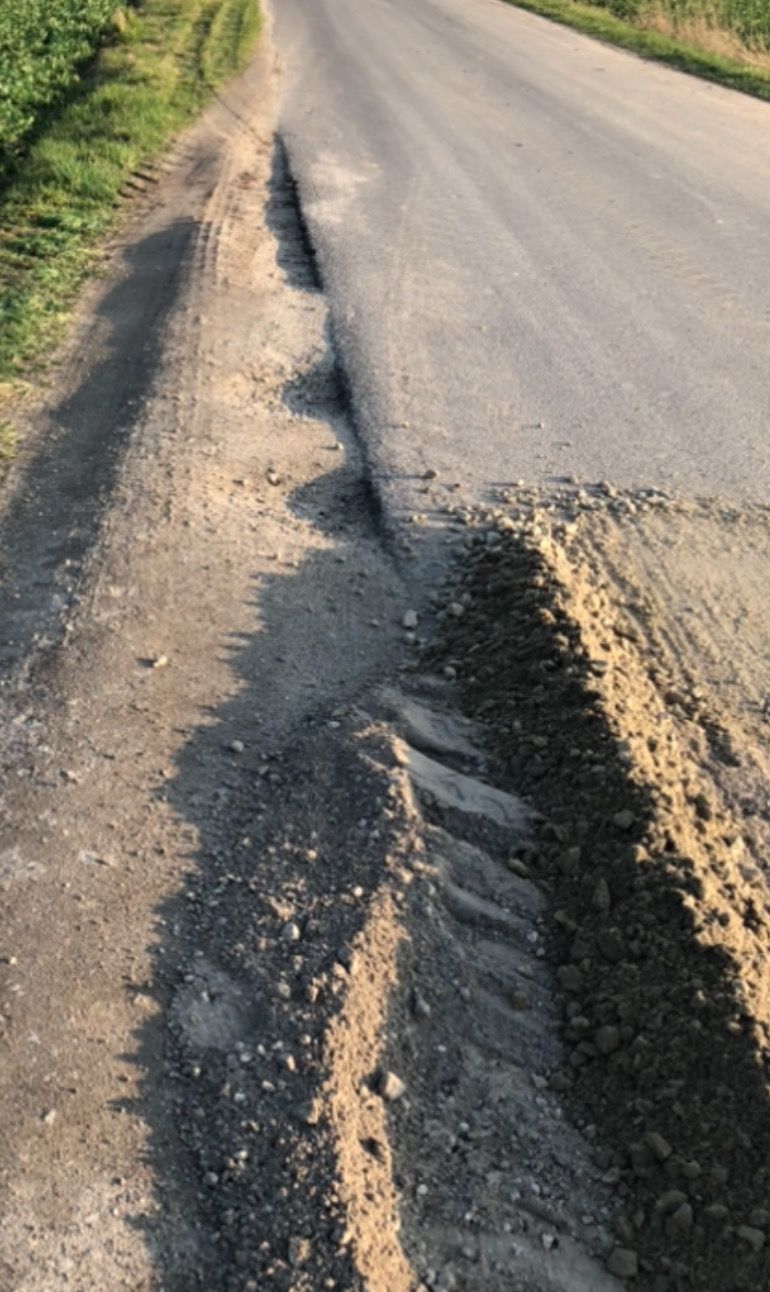 „Cały czas borykam się z fatalnym stanem drogi”. Co na to wójt?