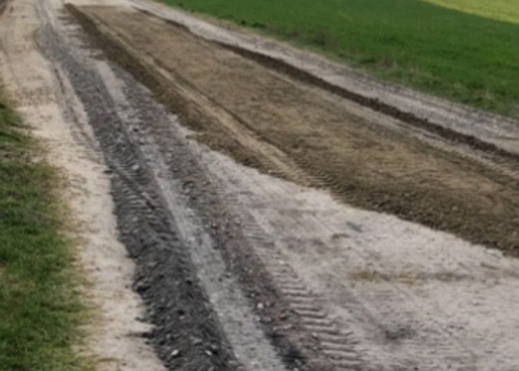 „Cały czas borykam się z fatalnym stanem drogi”. Co na to wójt?