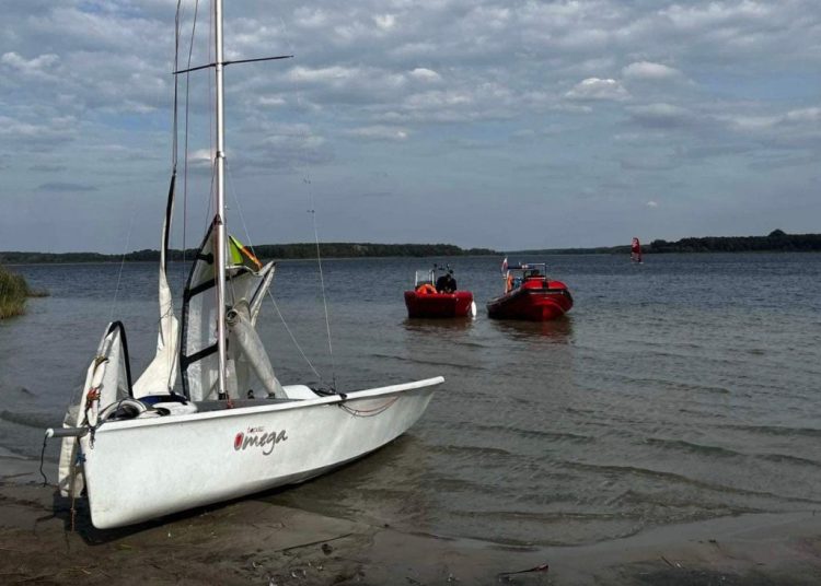 Akcja na jeziorze. Dwie osoby w wodzie