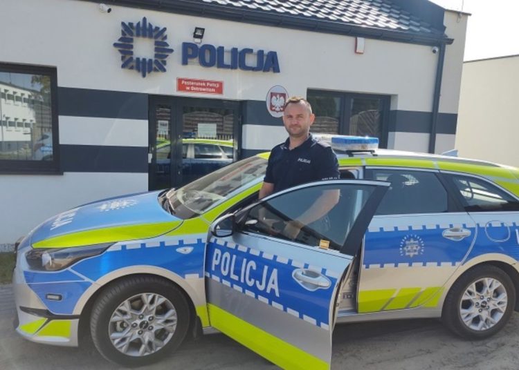 Dziewczyna była w niebezpieczeństwie. Dzielnicowy eskortował do szpitala