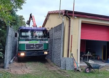 Druhowie z Woli budują garaż