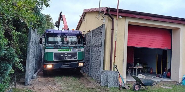 Druhowie z Woli budują garaż