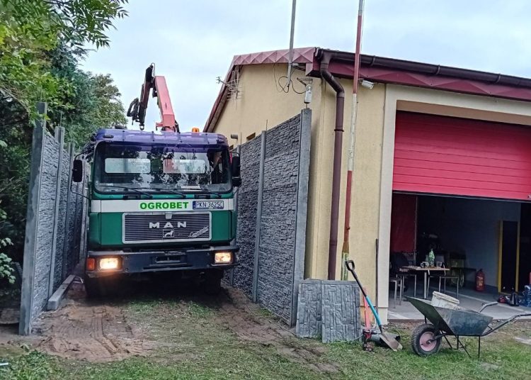 Druhowie z Woli budują garaż