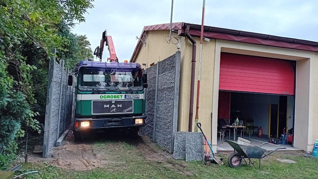 Druhowie z Woli budują garaż