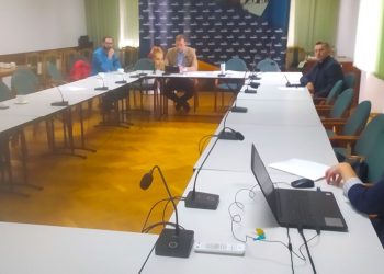 Temat ratowania szpitala, a sala świeci pustkami. Czy tak powinno być?