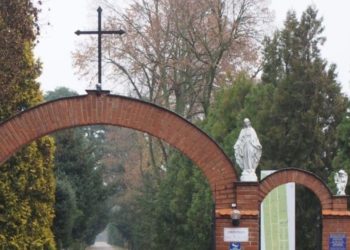 Wszystkich Świętych. O której msze na cmentarzu?