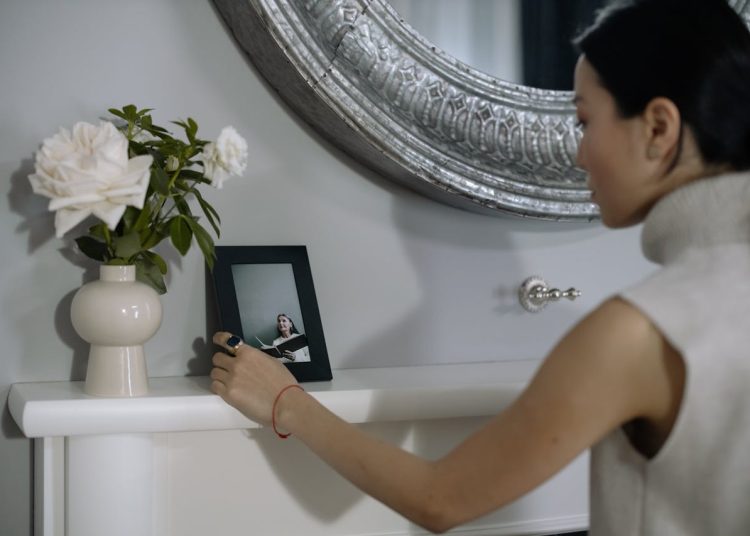 Do jakich wnętrz będzie pasować drewniana ramka na zdjęcia? Stylowy przegląd