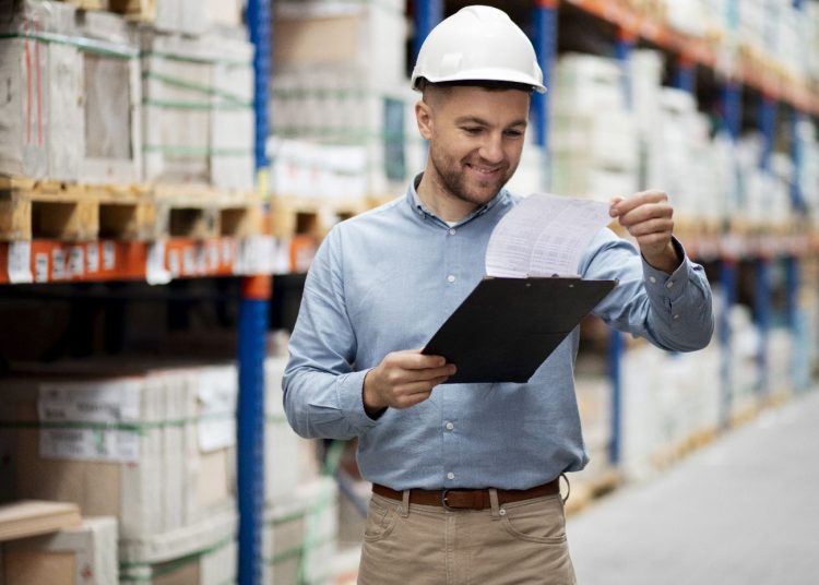 Magazyny czasowego składowania – jaką rolę odgrywają w transporcie?