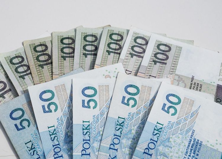 Znaleźli saszetkę z pieniędzmi. Szukają właściciela