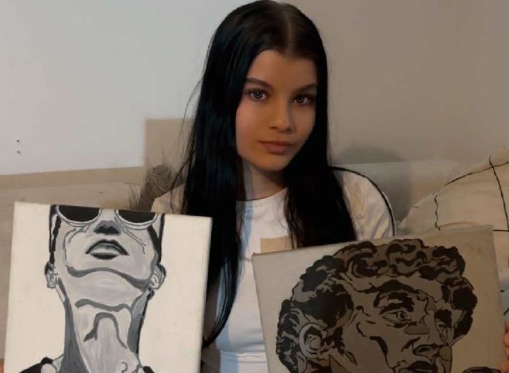 Od dzieciństwa maluje. Z farb wydobywa piękno