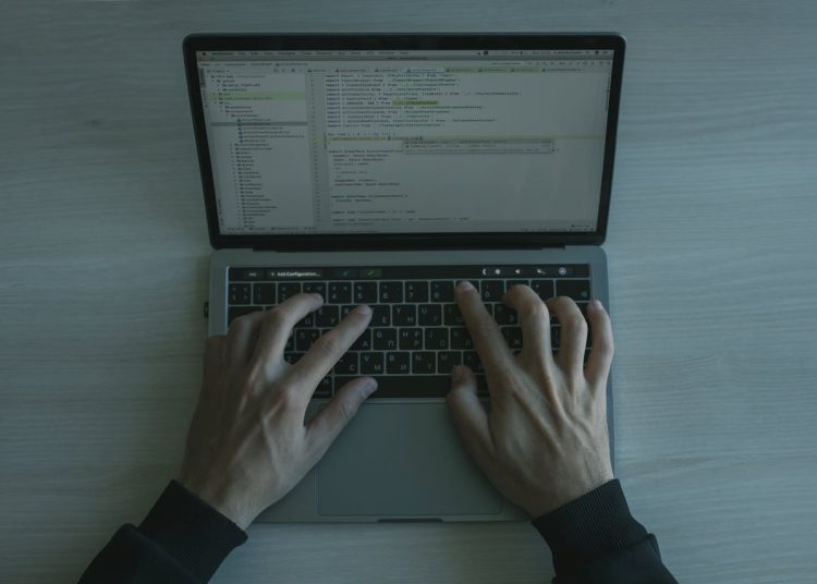 Jaki komputer wybrać do pracy zdalnej? Sprawdzamy