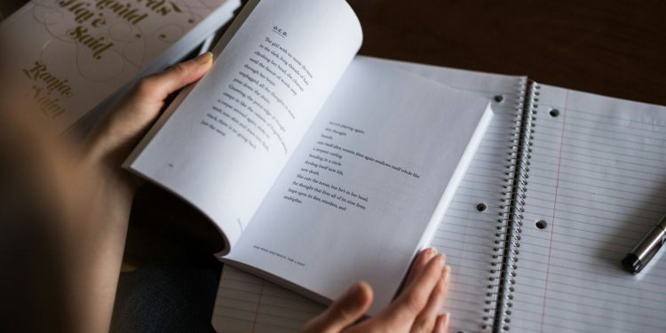 Jak uczyć się angielskiego w samochodzie – podcasty, audiobooki i inne metody