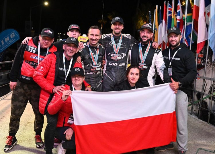 Polska flaga na mecie 57th Baja 1000 w Meksyku!