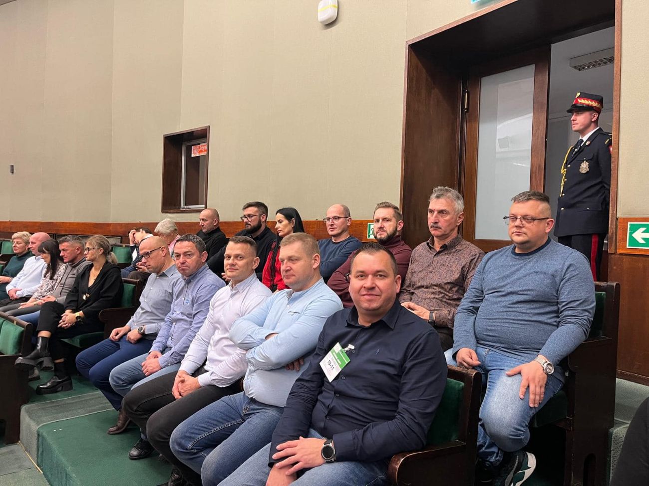 Mundurowi na wycieczce. Policjanci zwiedzili Sejm