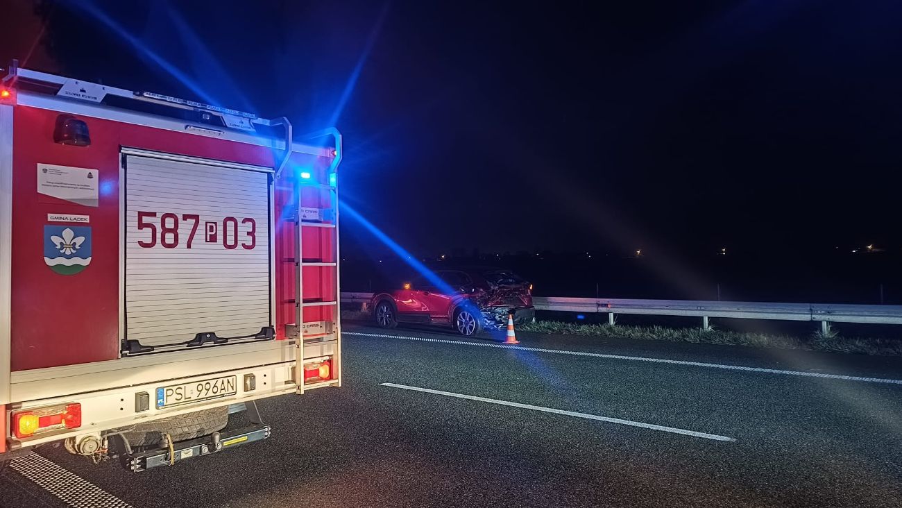 Zderzyły się dwa auta. Jeden pas był zablokowany