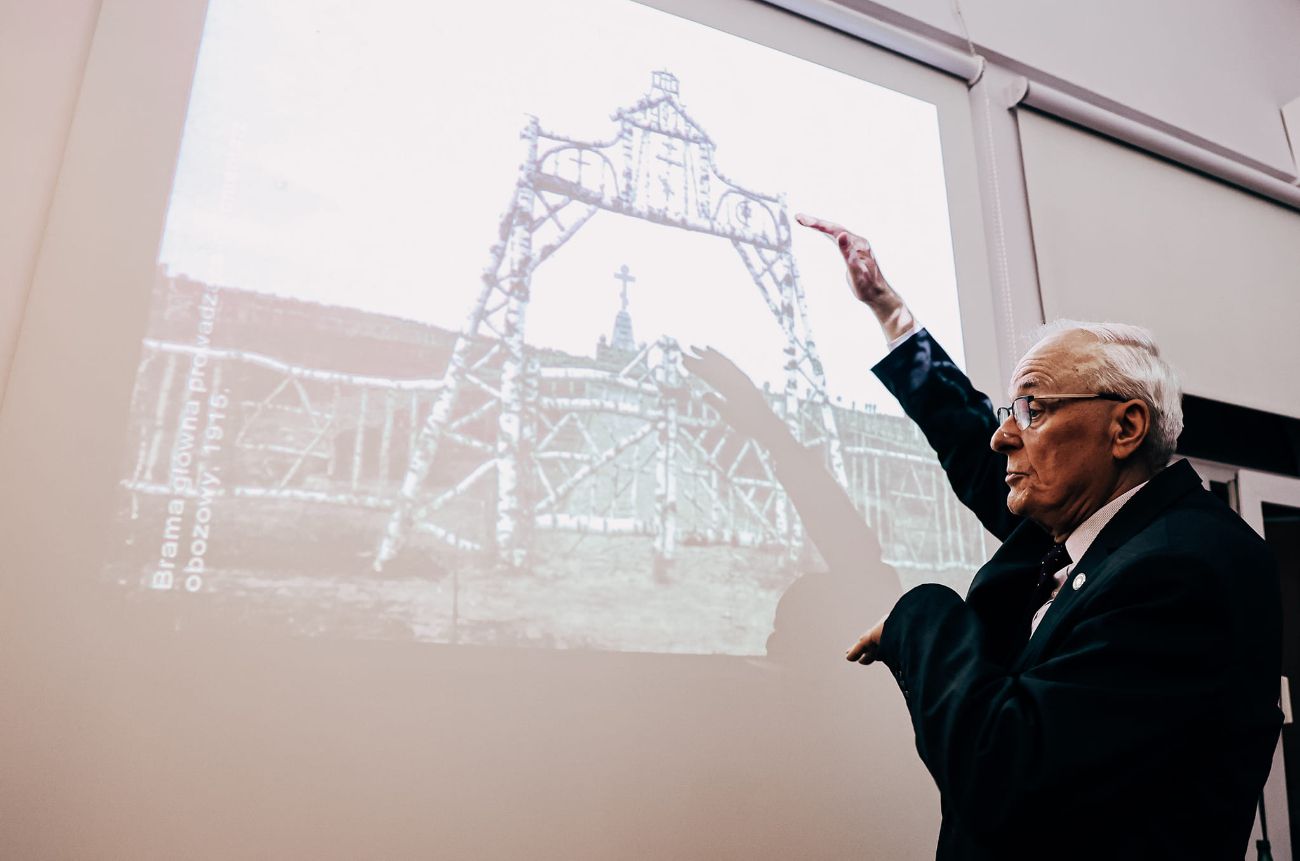 Profesor przybliżył historię obozu