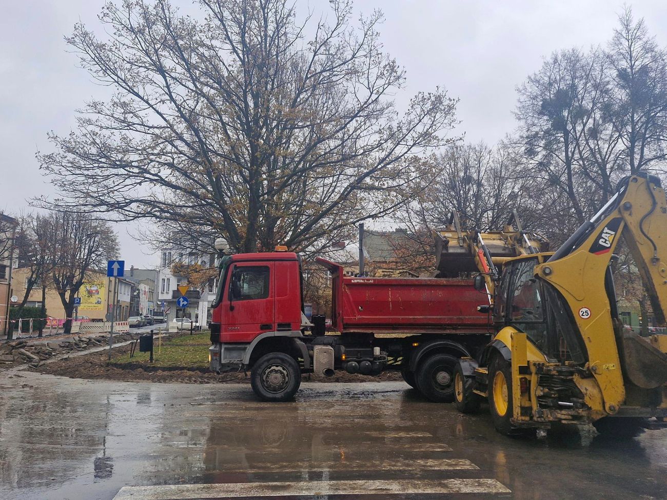 Ciężki sprzęt wjechał na rynek. Co teraz będą robić?