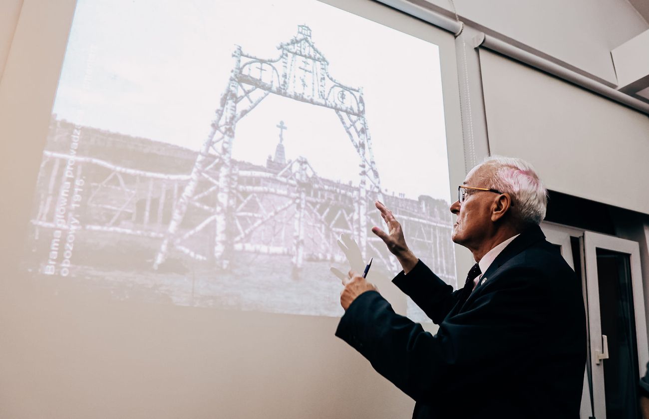 Profesor przybliżył historię obozu