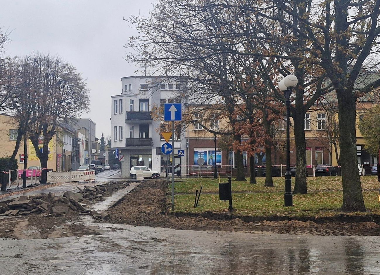Ciężki sprzęt wjechał na rynek. Co teraz będą robić?