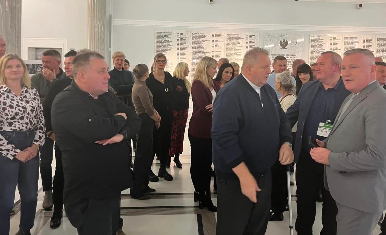 Mundurowi na wycieczce. Policjanci zwiedzili Sejm