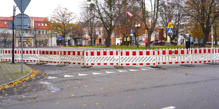 Grodzą rynek. Wiele miejsc parkingowych wyłączonych z użytku