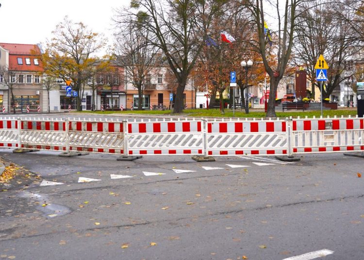 Grodzą rynek. Wiele miejsc parkingowych wyłączonych z użytku