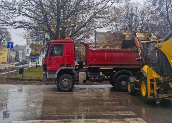 Ciężki sprzęt wjechał na rynek. Co teraz będą robić?