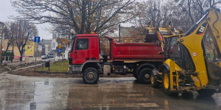 Ciężki sprzęt wjechał na rynek. Co teraz będą robić?